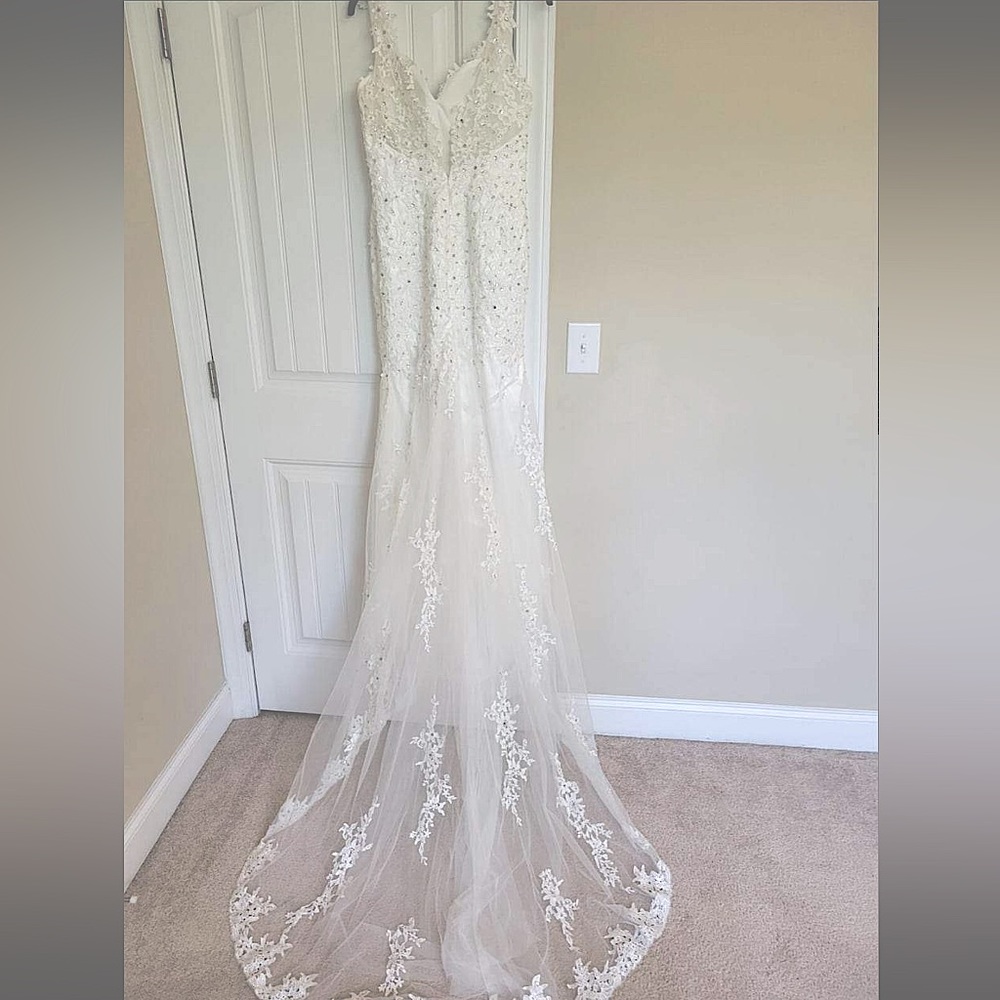 Never worn wedding dress!Size 8-10.